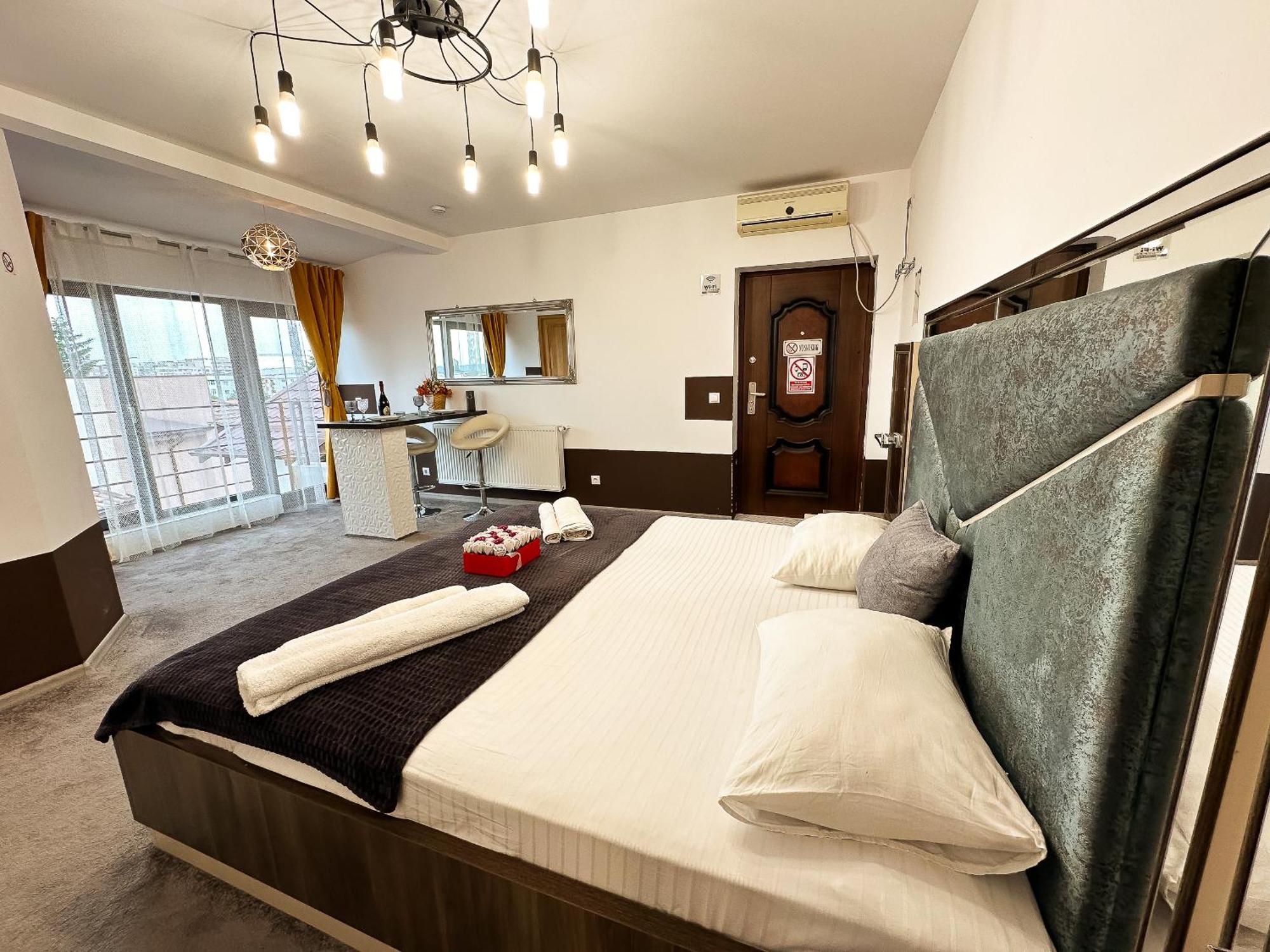 The Royal - Studio With Balcony & Panoramic View Craiova Eksteriør billede